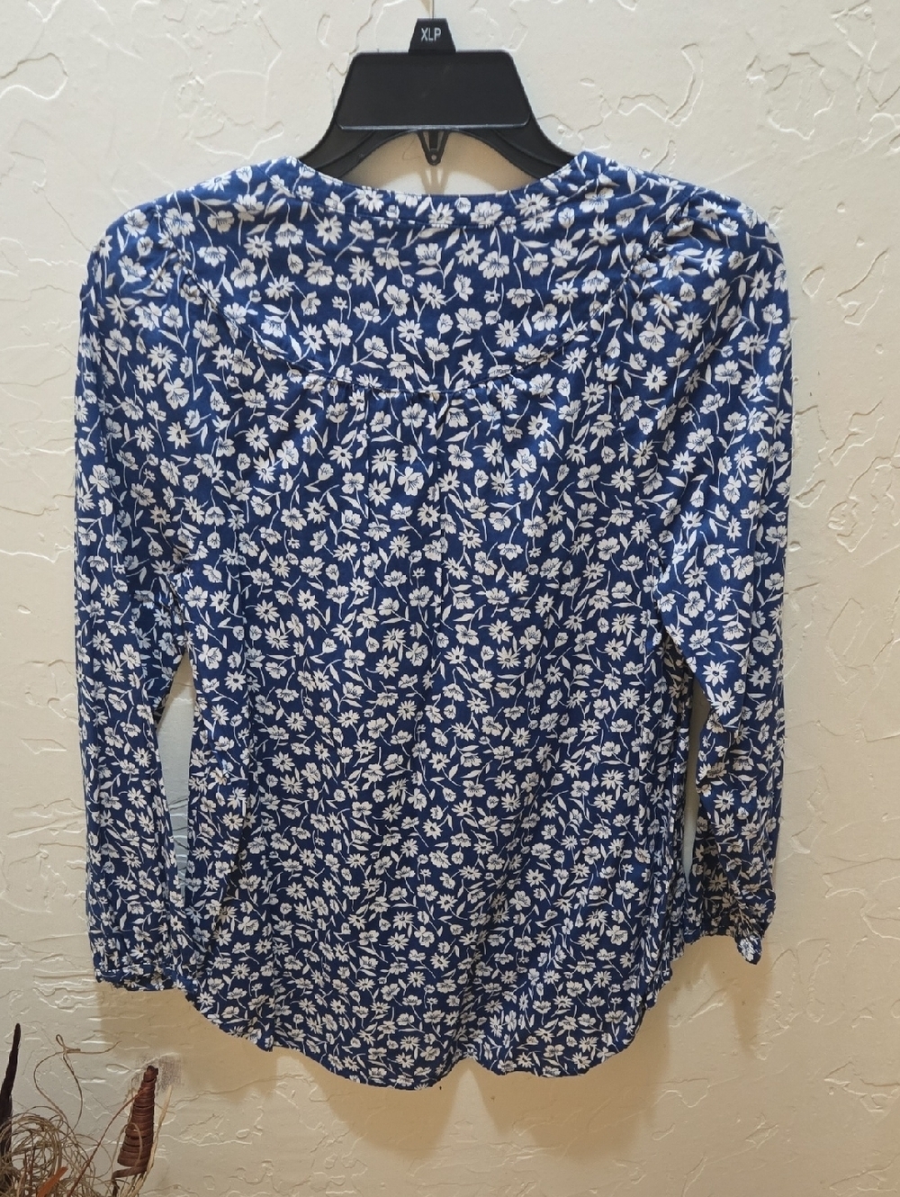 3/$10 Old Navy Blue and White Buttoned Peter Pan Collar Blouse - Picture 3 of 6